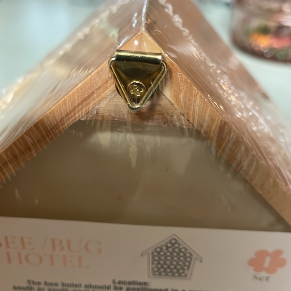 New Bee 🐝 Bug Hotel Classic House Shape  Triangle Hanger 6.5"x 6" - Picture 7 of 7